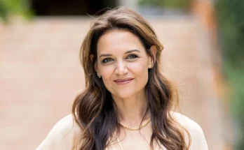 'OMG!': Katie Holmes Wows Fans Posing in Backless Cutout Dress in Latest Outing