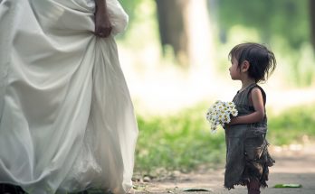 At My Wedding, a Little Girl with a Bouquet of Daisies Asked for a Coin – I Glanced at Her Hand & Stopped the Wedding