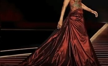 "SHE CAN'T WALK?" user reacts to Halle Berry strolling down the runway in her famous flower-beaded gown wherein she received her Oscar Award. 😟 Video in the comments. 👇