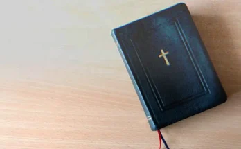 Old Lady Disinherits Grandson, Leaves Him Only a Bible & Note Saying, ‘Open It When It’s Hard’ – Story of the Day