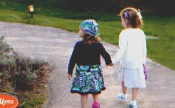 Girls Visit Dads Grave to Show Their New Dresses as He Asked, See 2 Boxes with Their Names – Story of the Day