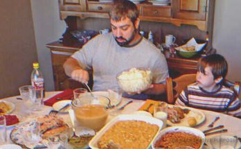 Lonely Man Shares Turkey with Barefoot Boy, a Year Later They Celebrate Thanksgiving as Family – Story of the Day