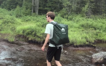 On a Trip with His Foster Family, Teenage Boy Runs Away to Find His Real Family after Spotting an Old Sign — Story of the Day