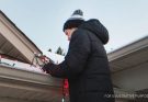 Boy Decorates Lonely Neighbor’s House for Xmas, Learns His Estranged Granny Lives There – Story of the Day