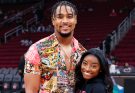 Simone Biles and Husband Jonathan Owens Share Sweet Moment on the Field Before Bears-Vikings Game – Video